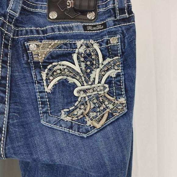 Miss Me Signature Skinny Jeans Womens 29 Medium Wash Studded.
Waist 16"
Rise 8.5 - Picture 5 of 8